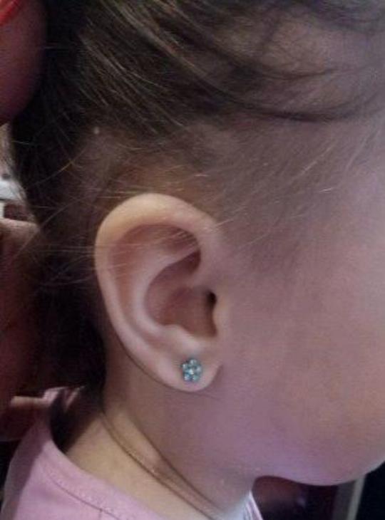 Можно ли прокалывать детям уши. Девочка с проколотыми ушами.